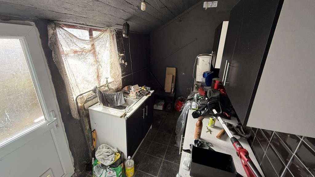 Lot: 146 - MID-TERRACE HOUSE IN NEED OF COMPLETE REFURBISHMENT - Kitchen